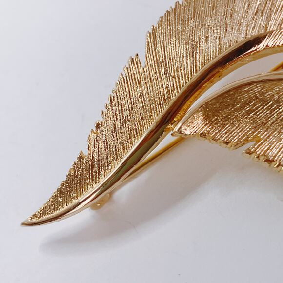 VTG Signed Sarah Coventry Gold Tone Leaf Brooch Mid Century 1960s Sculptural Pin - Picture 5 of 11